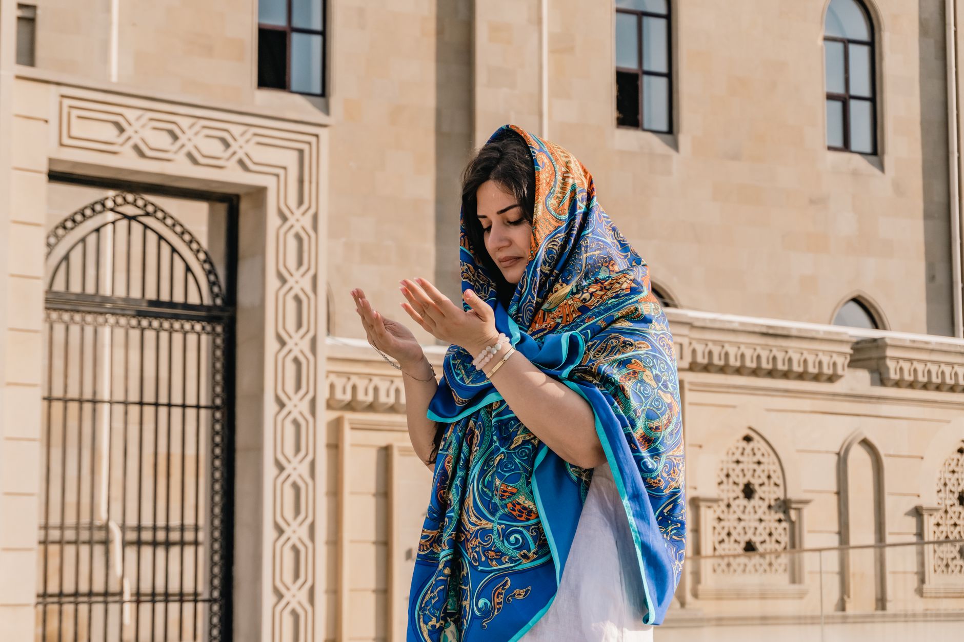 Accessorising for Impact: How British Style Setters Are Using Scarves, Belts and Bags to Do the Heavy Lifting in 2026