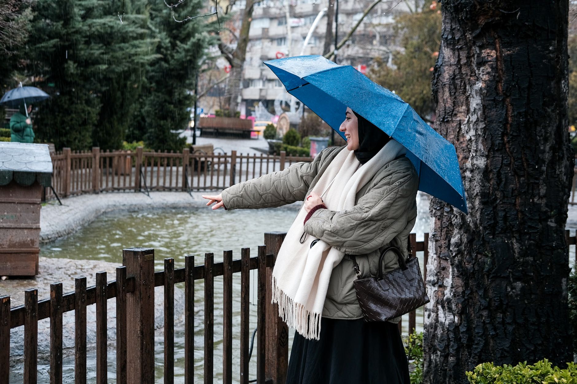 Dressing for the Drizzle: The British Woman’s Guide to Stylish Waterproof Layering That Doesn’t Look Like a Cagoule